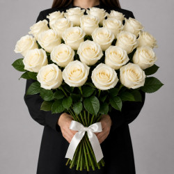 25 белых роз 100 см